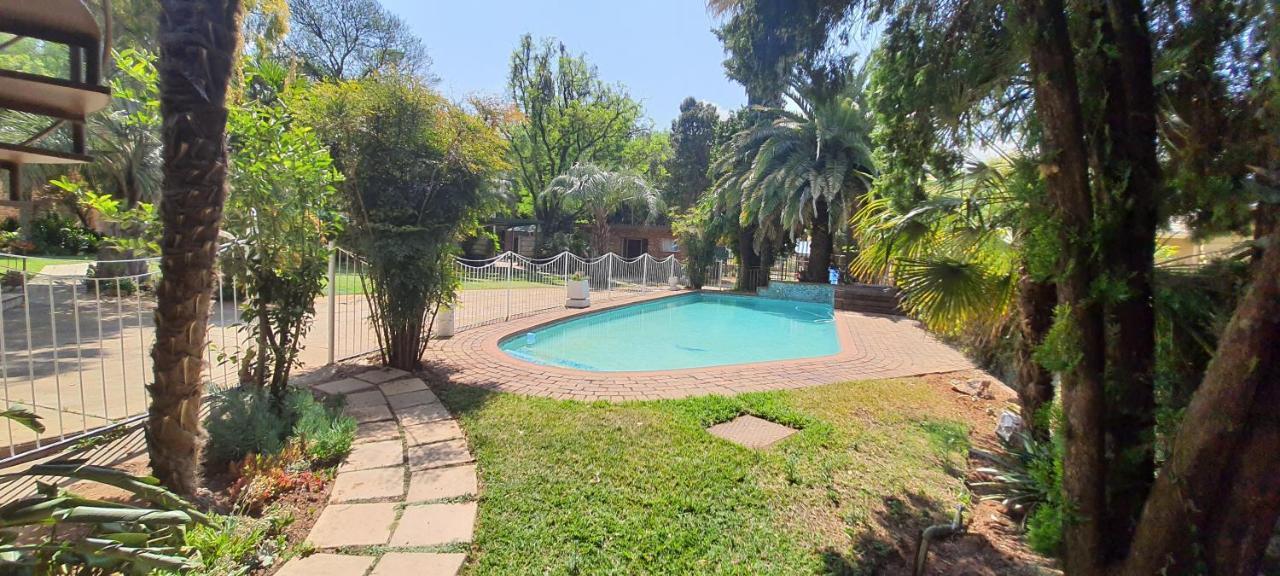 קלרקסדורפ Gemstone Guest House מראה חיצוני תמונה