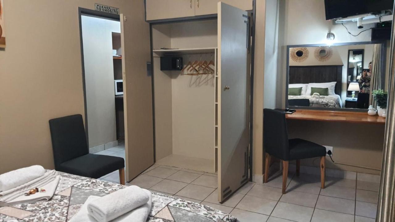קלרקסדורפ Gemstone Guest House מראה חיצוני תמונה