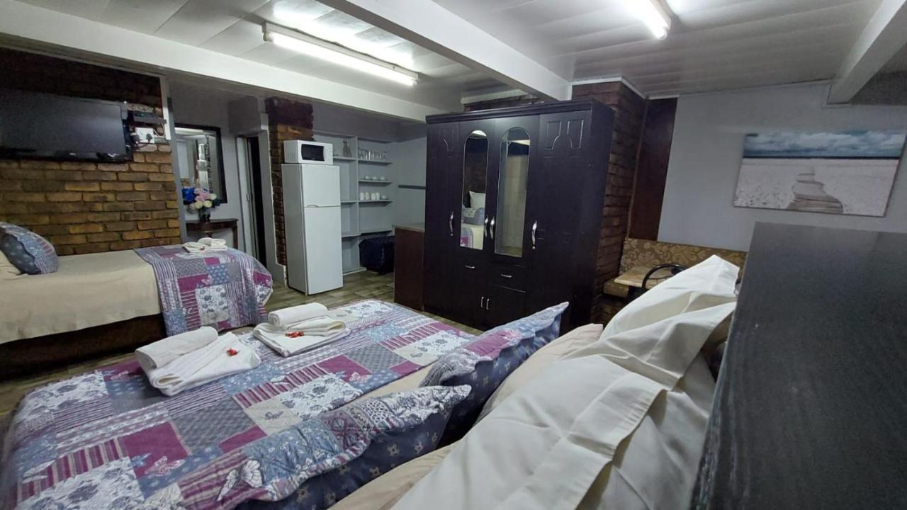 קלרקסדורפ Gemstone Guest House מראה חיצוני תמונה