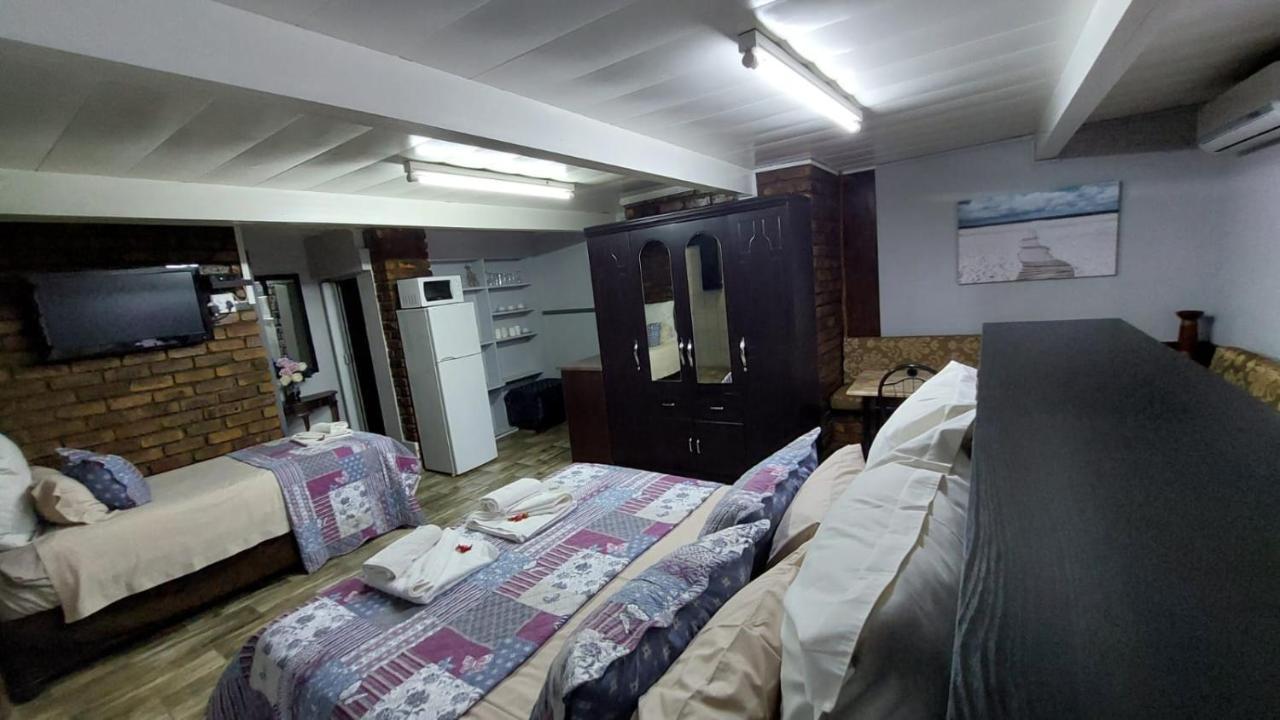 קלרקסדורפ Gemstone Guest House מראה חיצוני תמונה